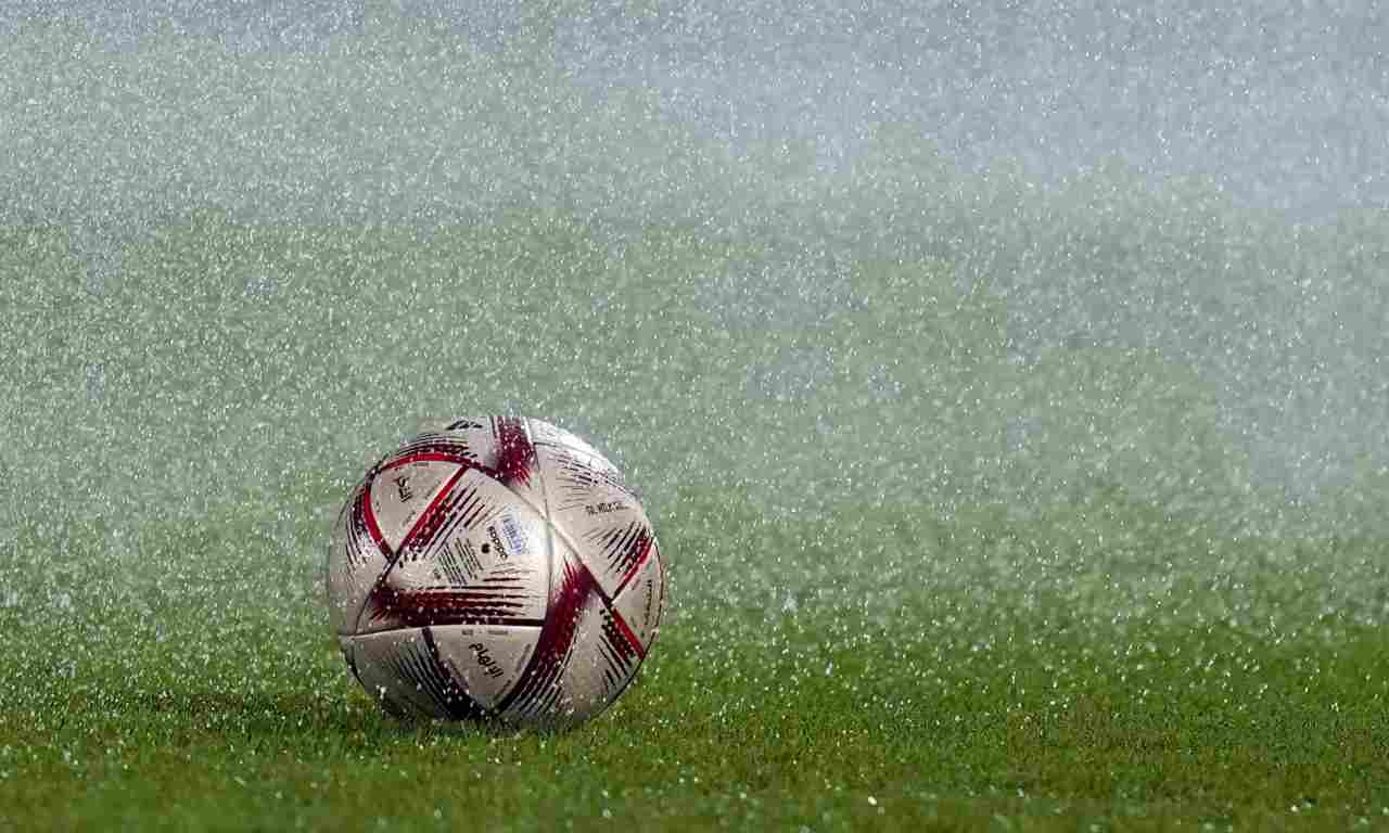 Mondiali, il pallone ufficiale sul prato durante la pioggia