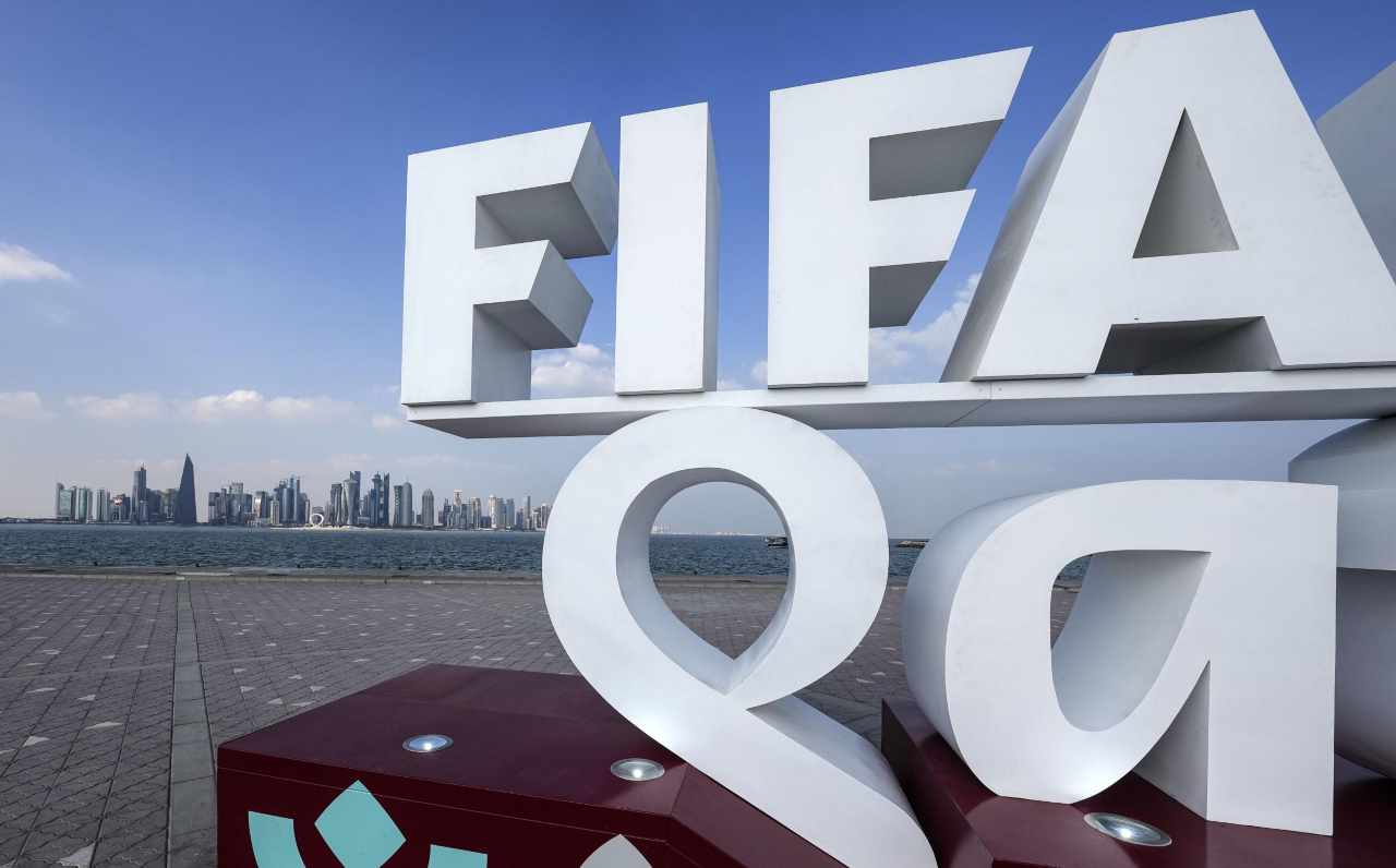 Qatar, lo skyline ed il logo dei Mondiali