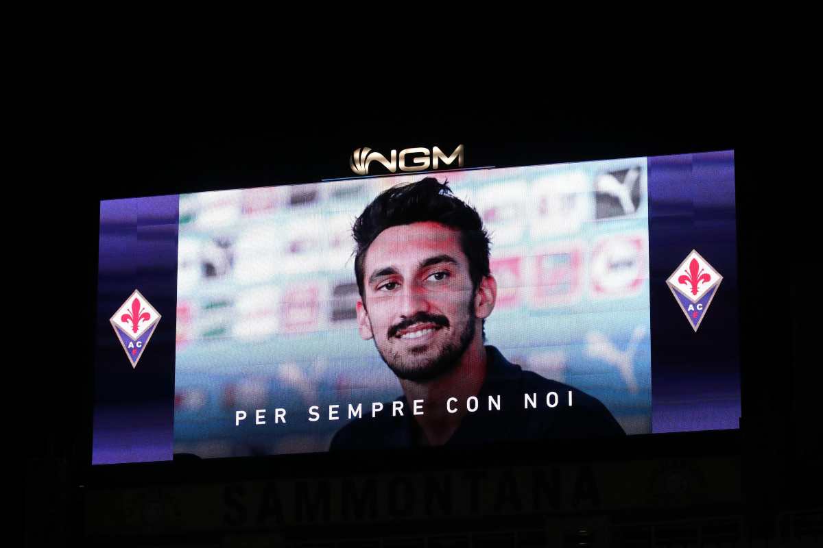 Volto di Astori sorridente sullo schermo