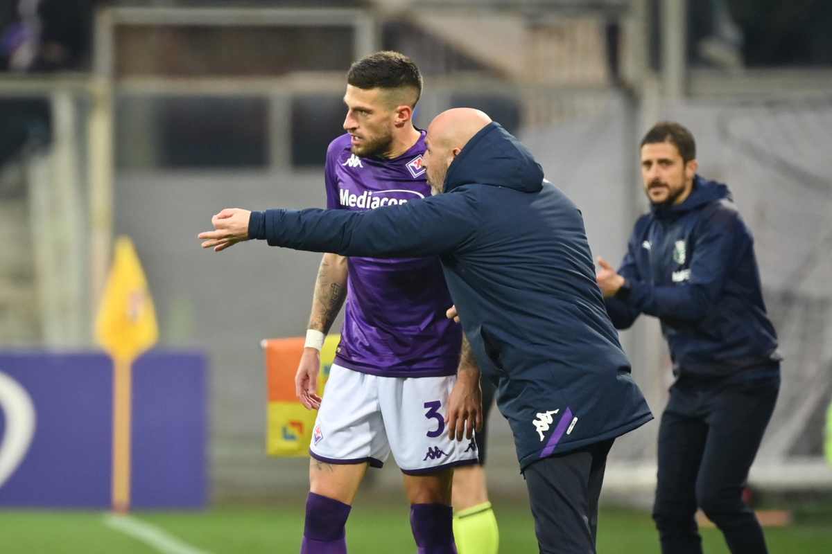 Italiano dà indicazioni a Biraghi Fiorentina