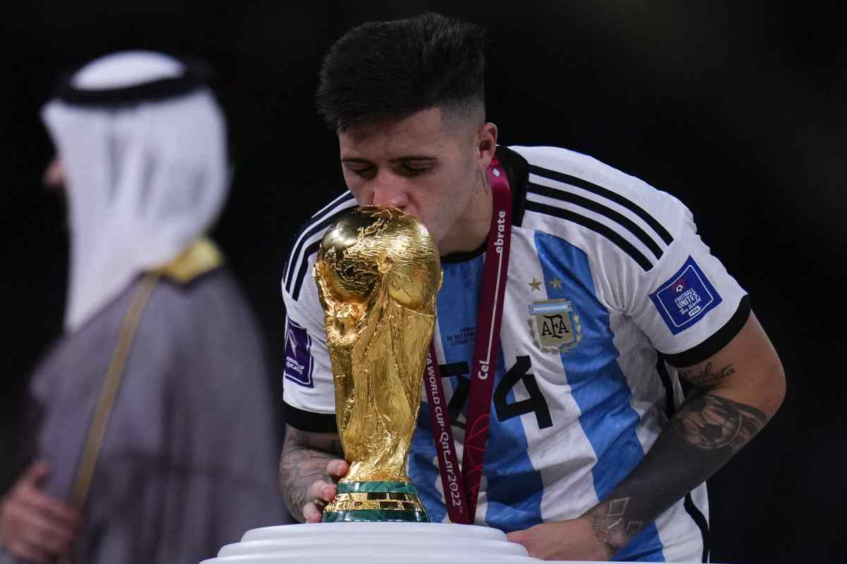 Enzo Fernandez bacia la Coppa del Mondo