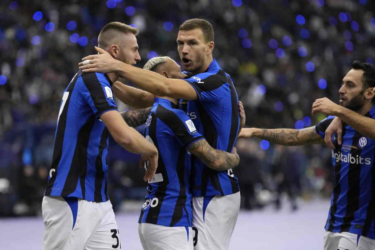 Dzeko, Skriniar e Dimarco si abbracciano Inter 