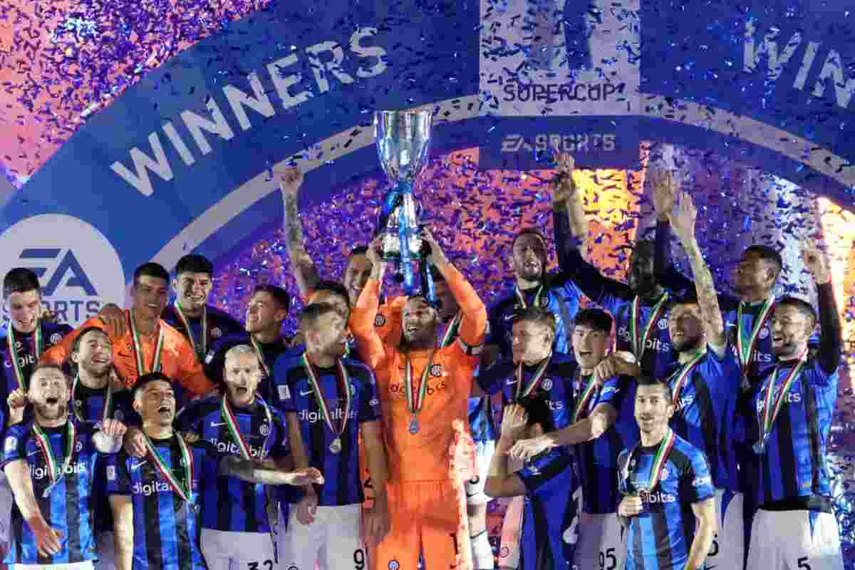 Handanovic solleva trofeo Inter