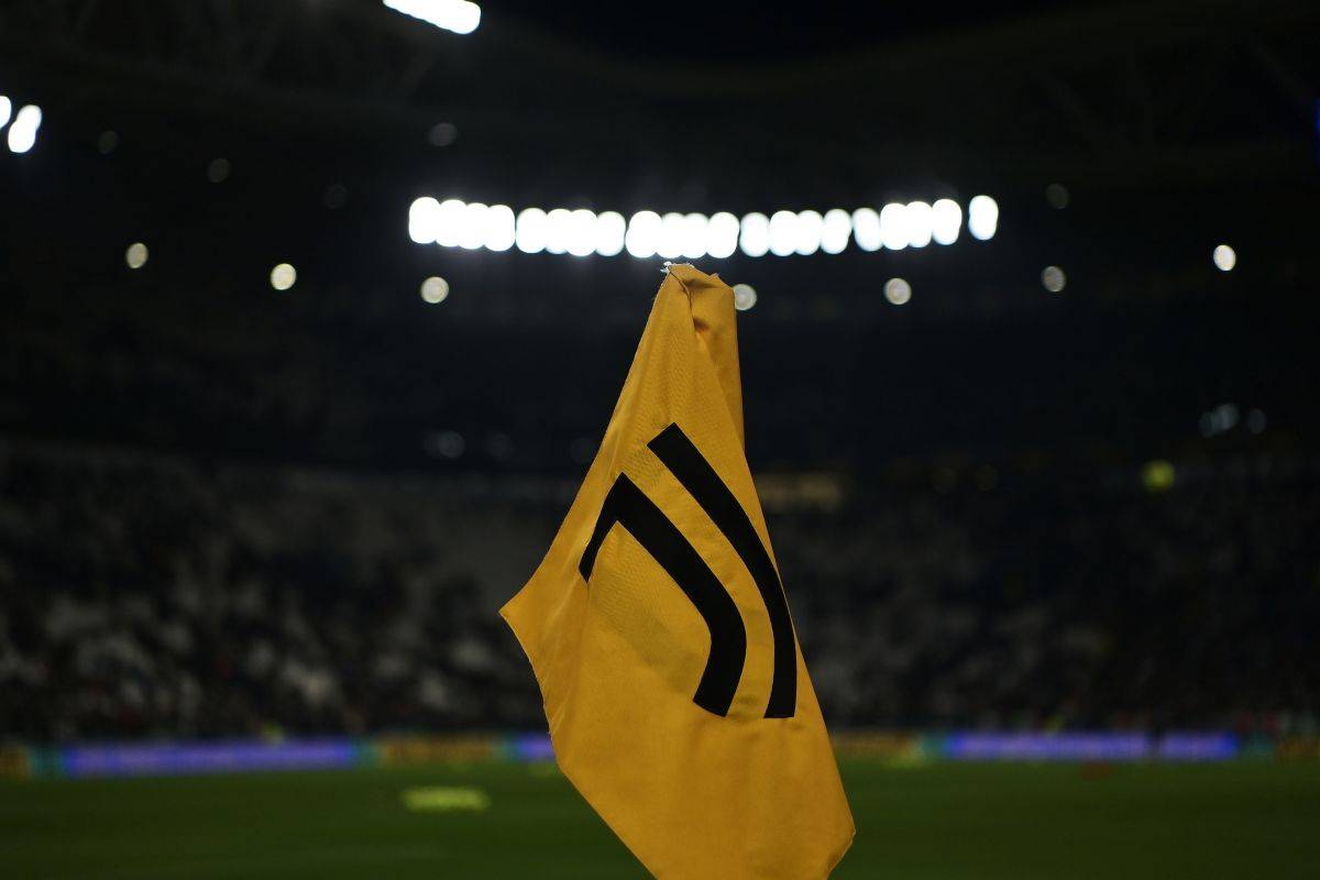 Brand della Juventus sulla bandierina del corner