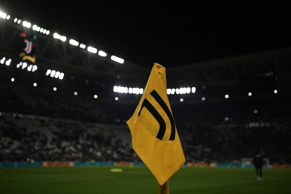 La bandierina della Juventus in campo