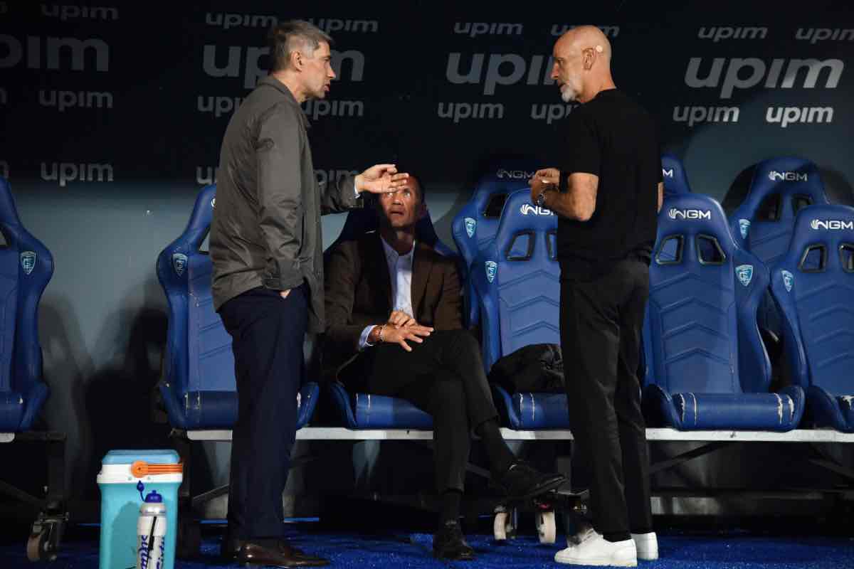 Pioli parla con Maldini e Massara