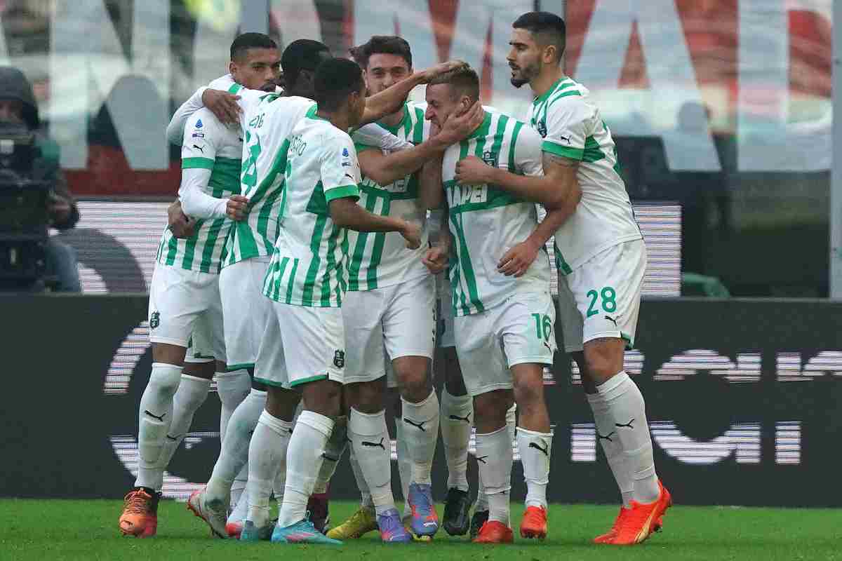 Sassuolo giocatori abbracciati