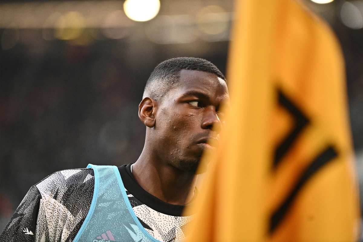 Pogba dietro la bandierina con il logo Juventus 