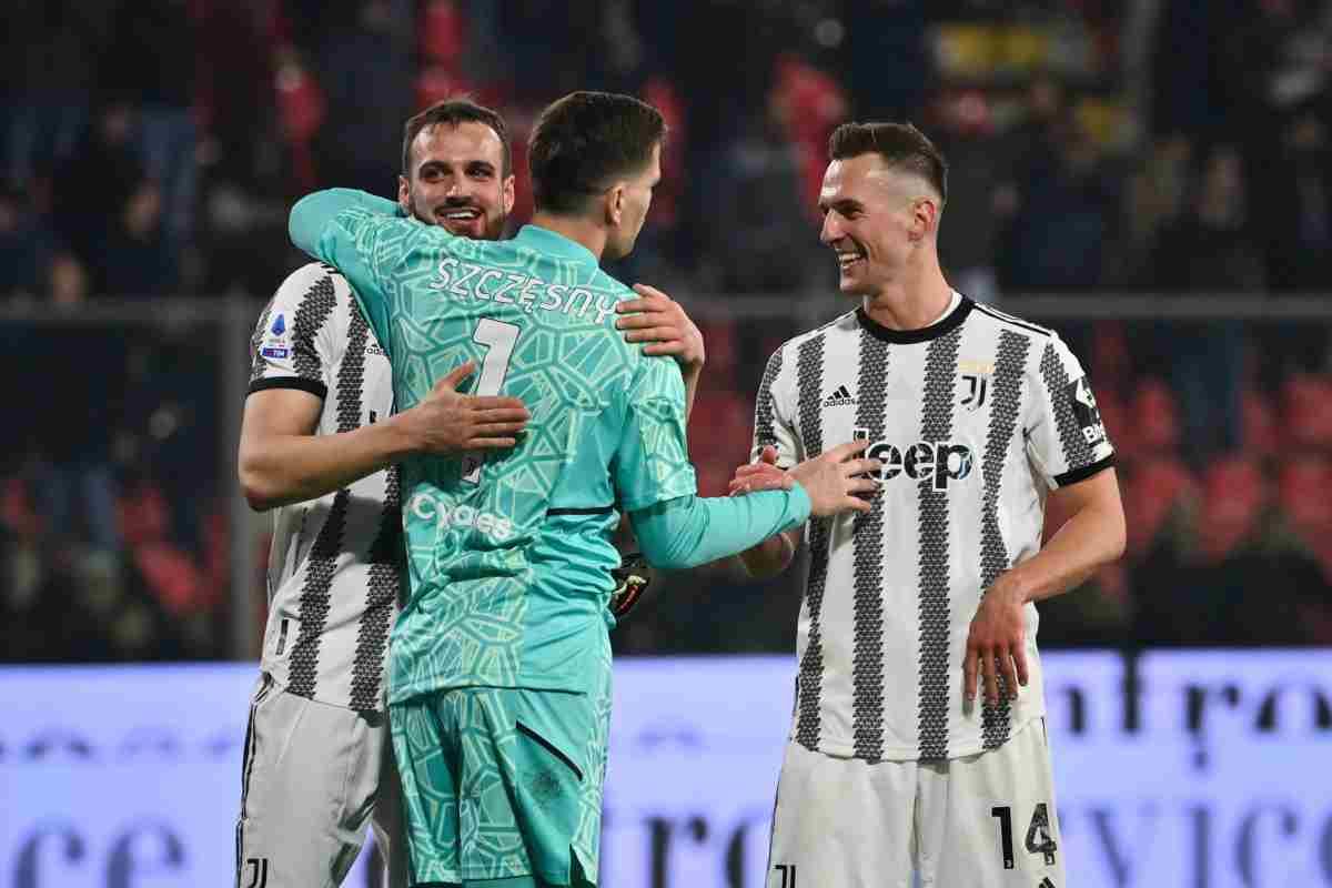 Federico Gatti, Arkadiusz Milik e Wojciech Szczesny si abbracciano Juventus