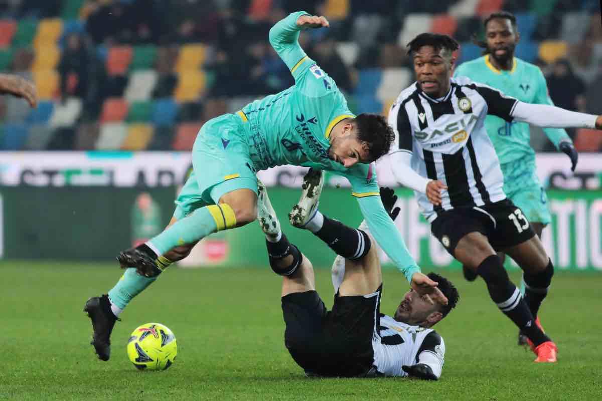 Scontro in campo in Udinese-Verona