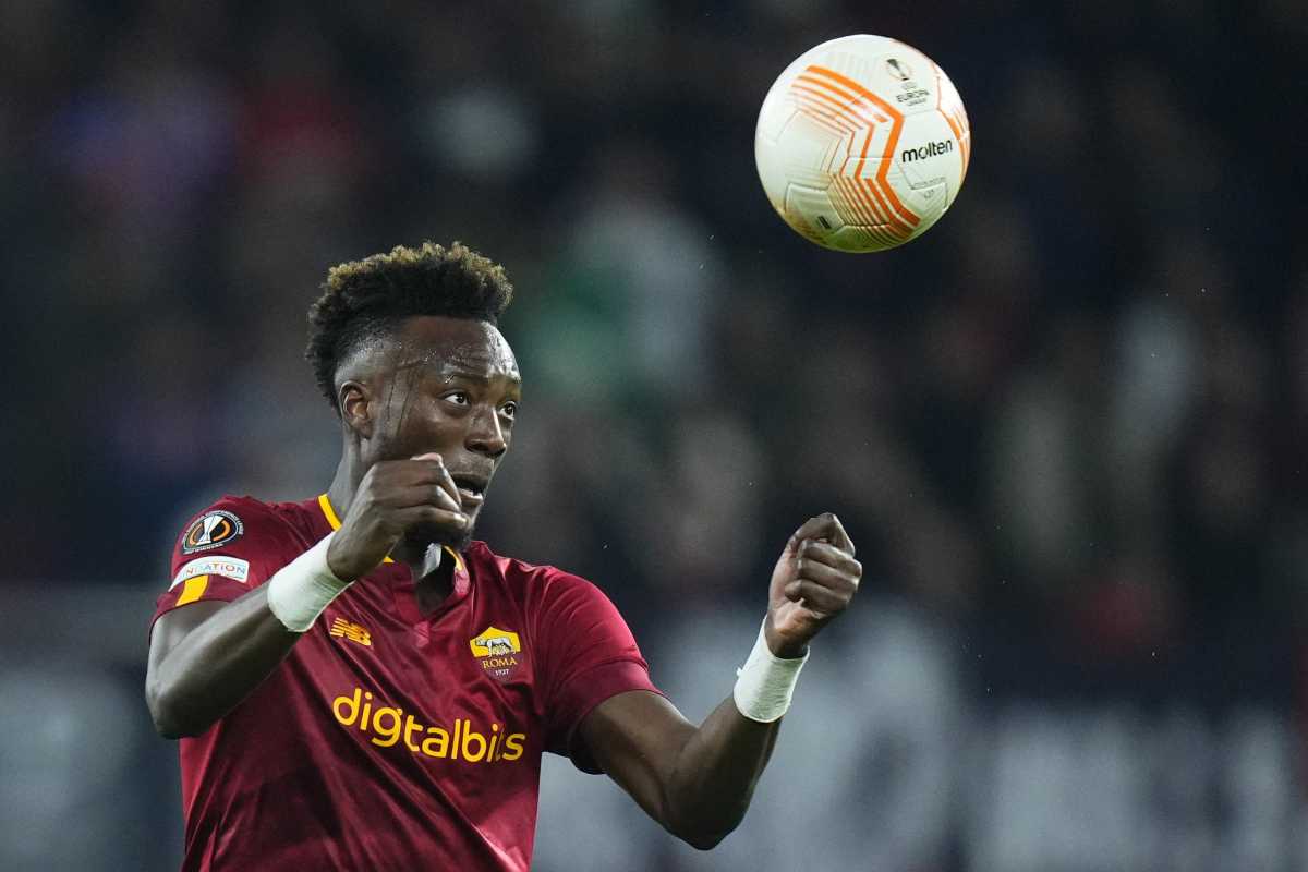 Abraham salta verso il pallone Roma