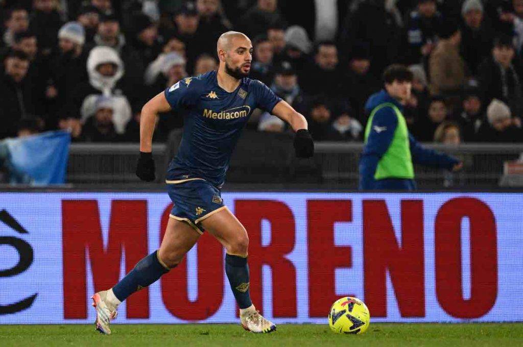 Amrabat avanza con il pallone