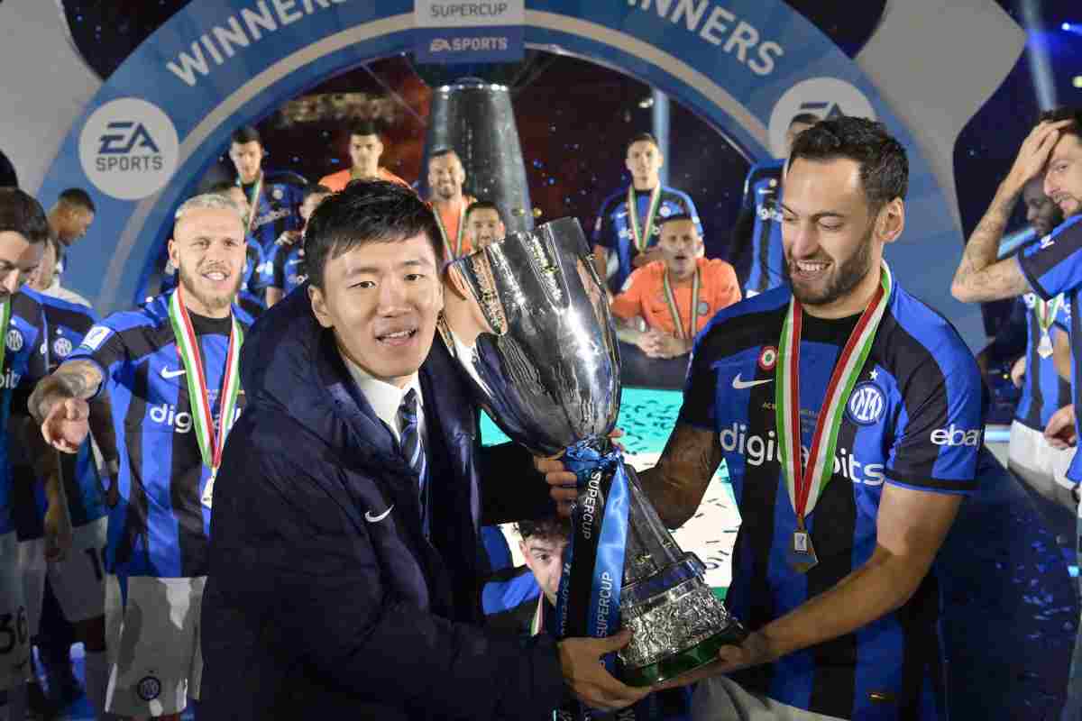 Calhanoglu con la Supercoppa e Zhang Inter