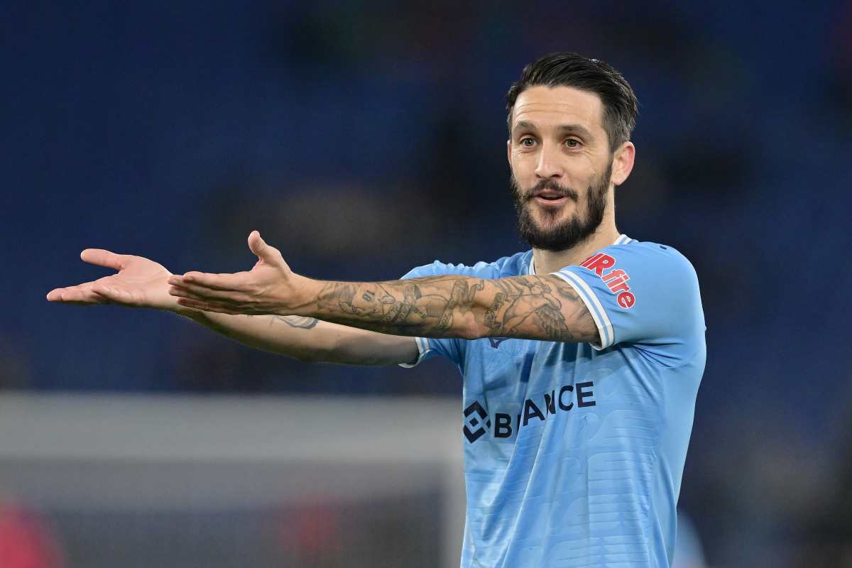 Luis Alberto indica Lazio