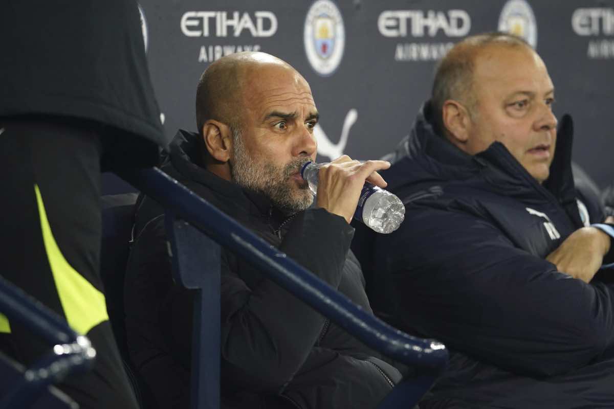 Guardiola beve in panchina 