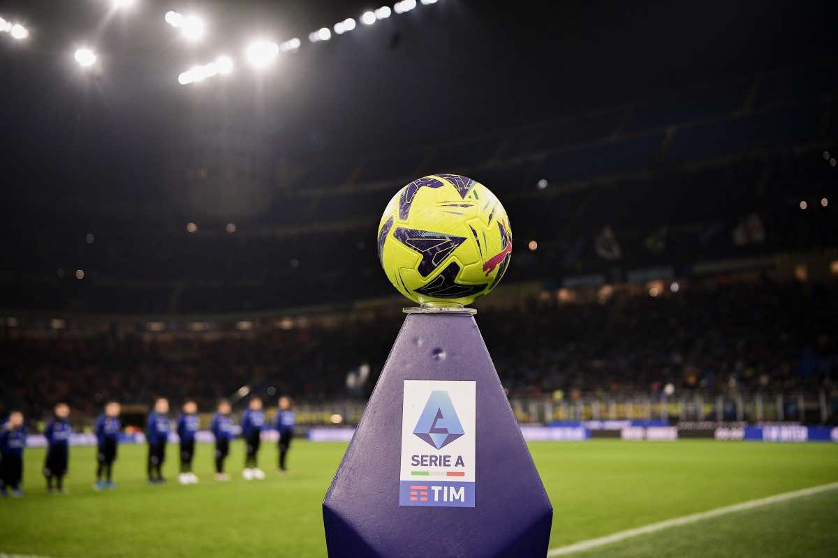 Pallone della Serie A in campo 