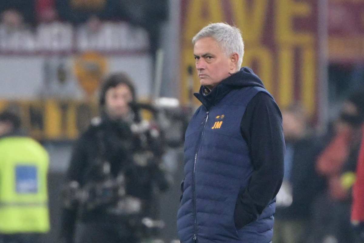 Mourinho pensieroso 