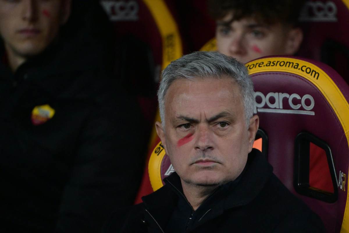 Mourinho pensieroso 