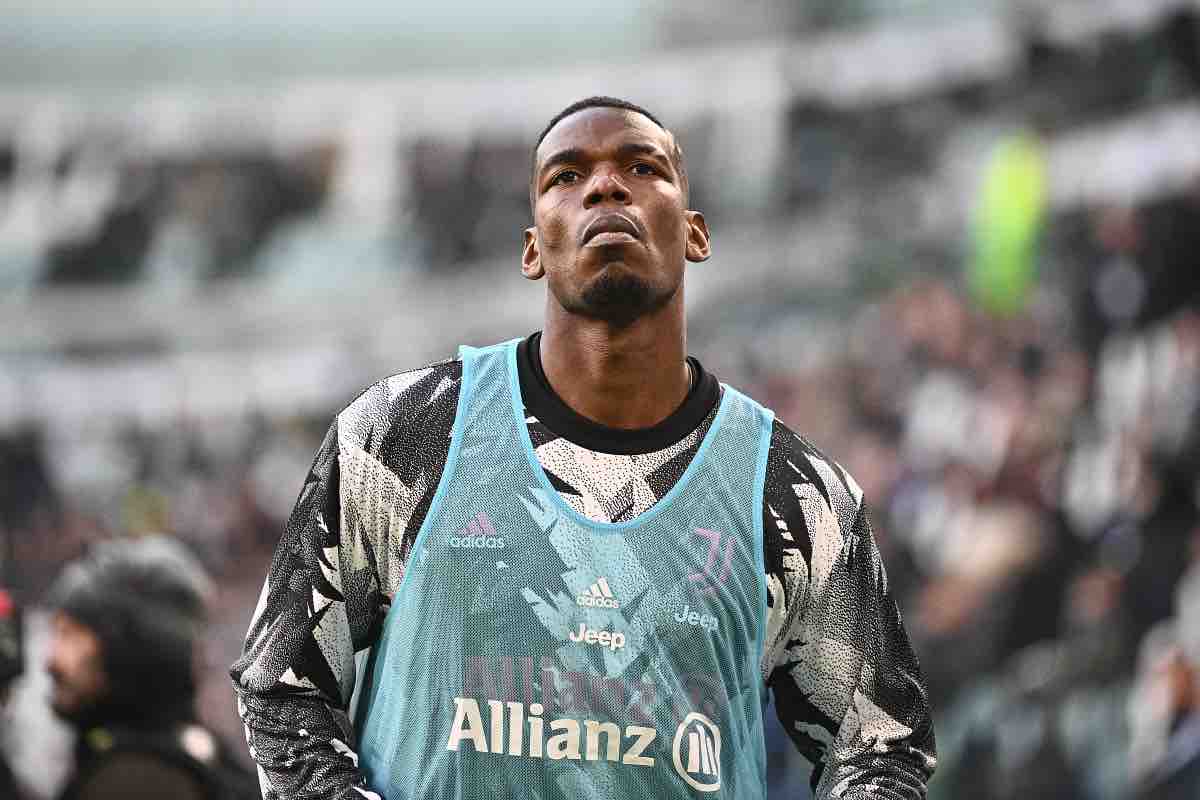 Pogba si riscalda a bordo campo