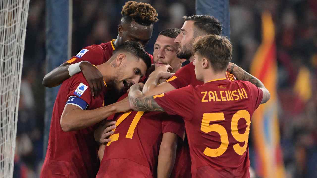 La Roma festeggia dopo un gol