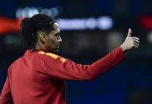 Smalling fa segno dell'ok con il pollice Roma