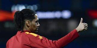 Smalling fa segno dell'ok con il pollice Roma