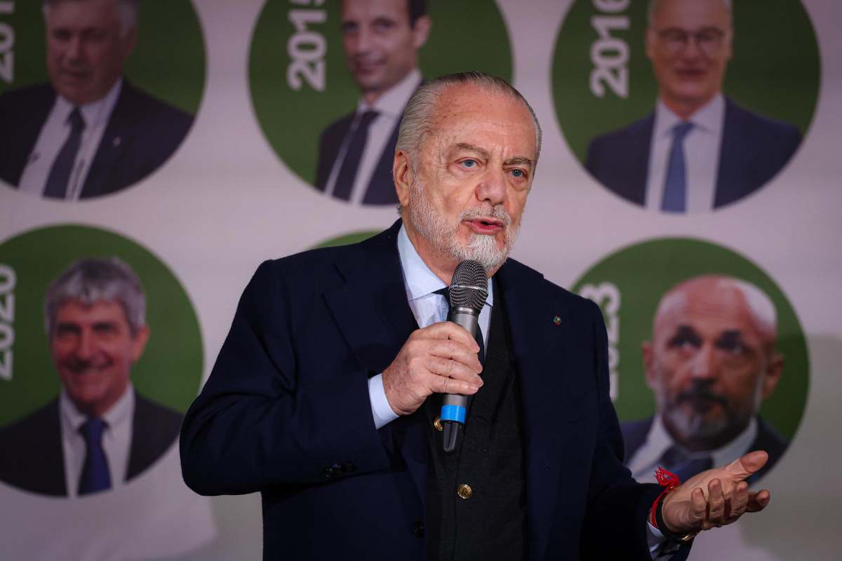 De Laurentiis con il microfono 