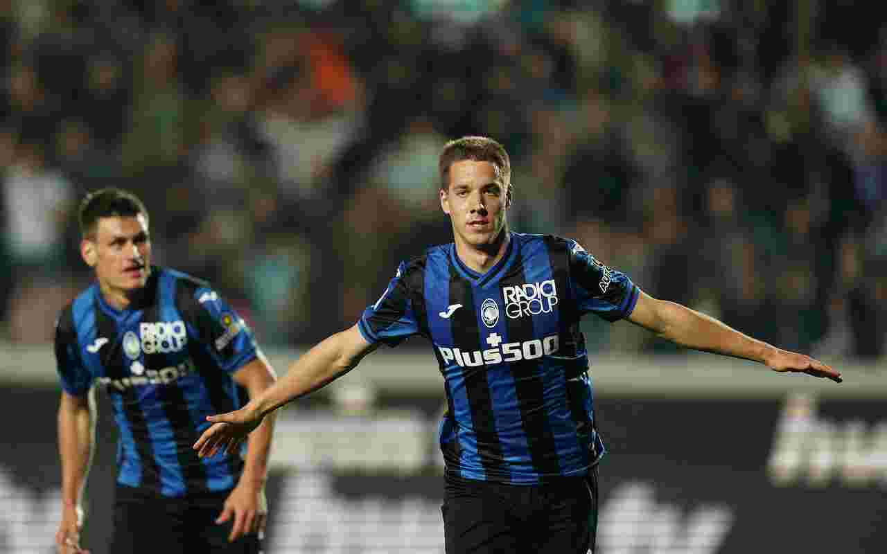 Pasalic esulta dopo il gol alla Roma