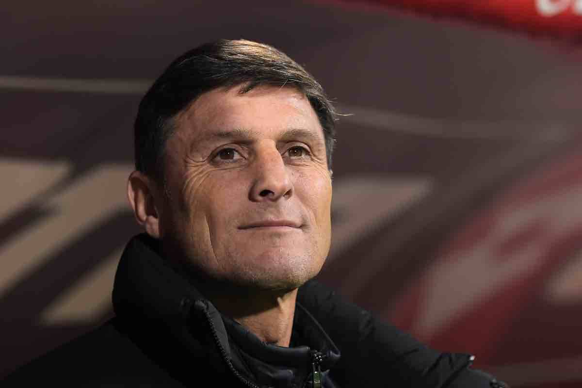 Javier Zanetti sorridente in panchina