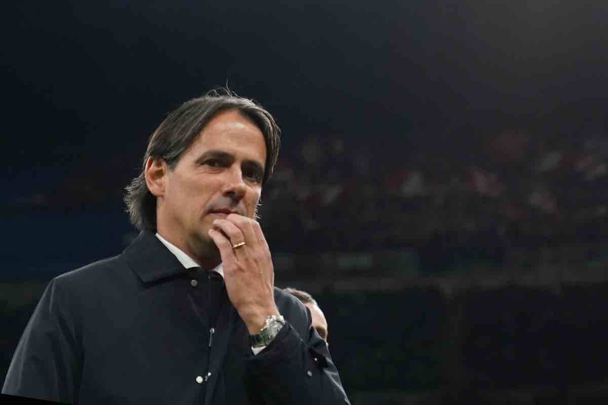 Simone Inzaghi pensieroso in campo