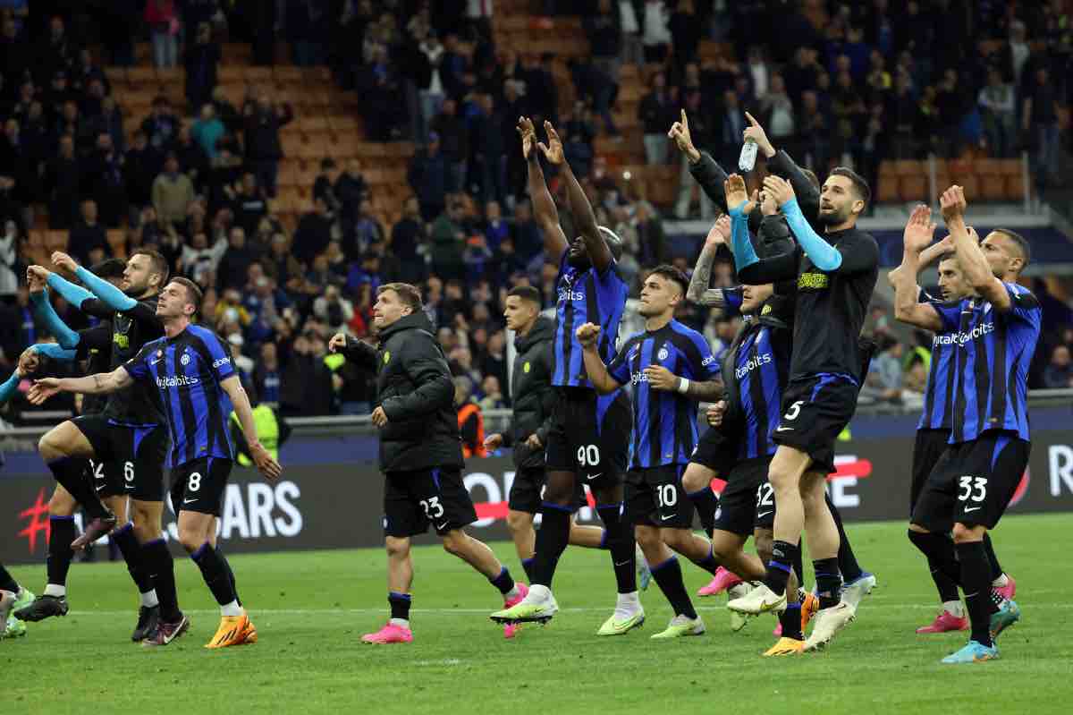 La squadra dell'Inter festeggia
