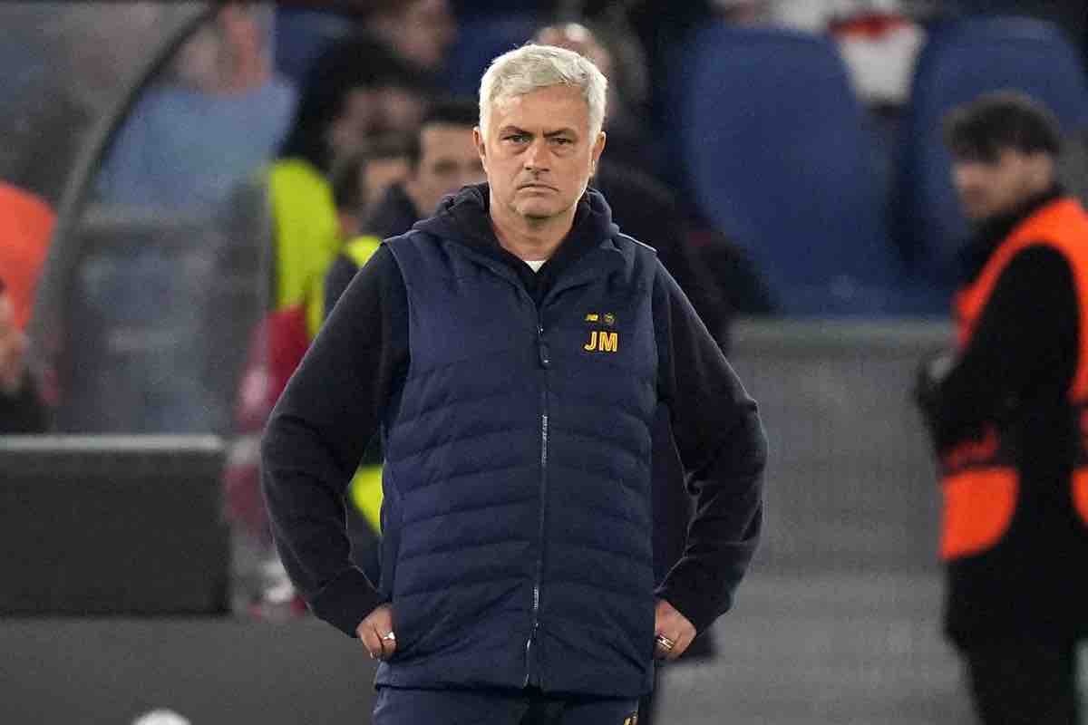 Josè Mourinho pensieroso in campo