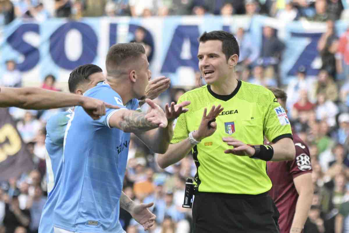 Milinkovic Savic si lamenta con l'arbitro