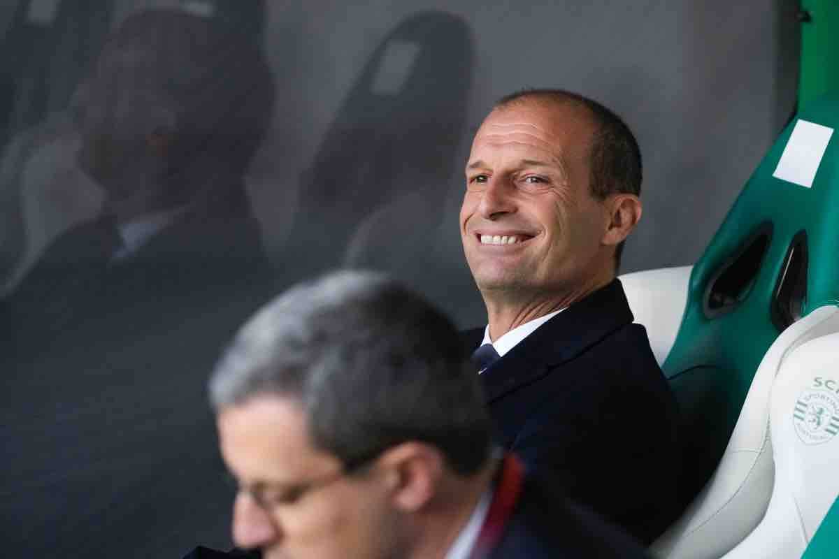 Massimiliano Allegri sorridente in panchina