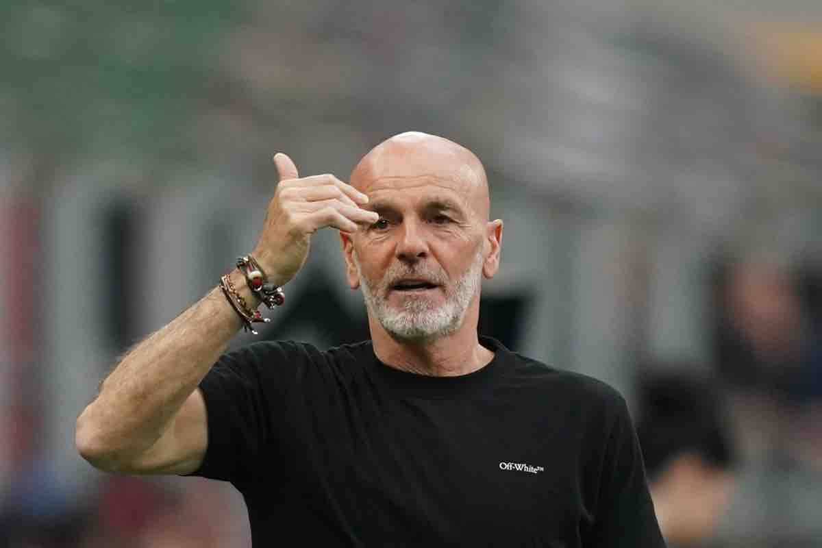 Stefano Pioli dà indicazioni dalla panchina