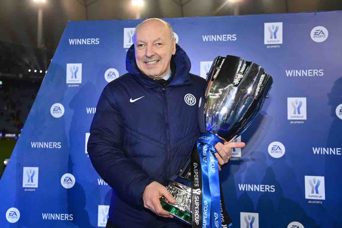 Giuseppe Marotta sorridente con la coppa