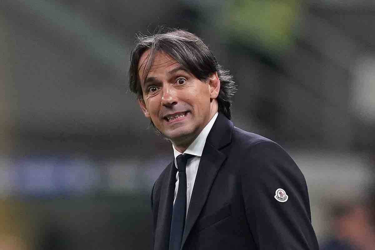 Simone Inzaghi preoccupato in campo