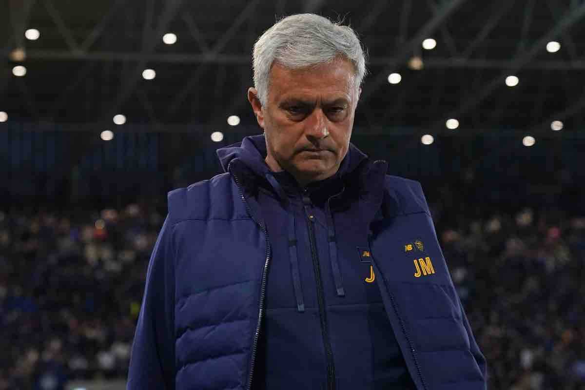 Josè Mourinho pensieroso