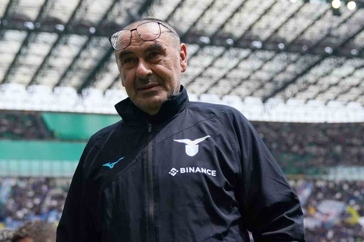 Maurizio Sarri pensieroso in campo