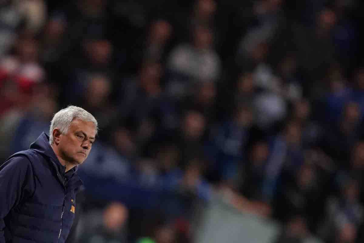 Josè Mourinho pensieroso