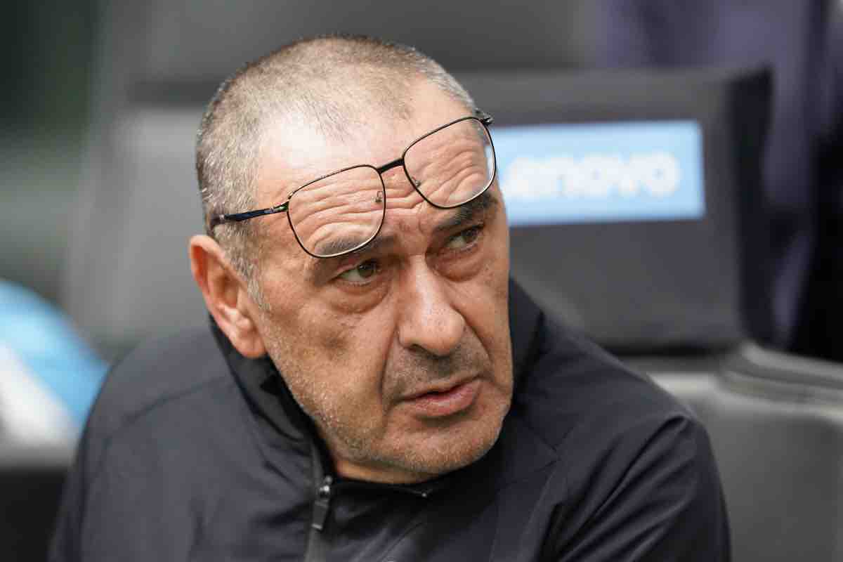 Maurizio Sarri pensieroso in campo