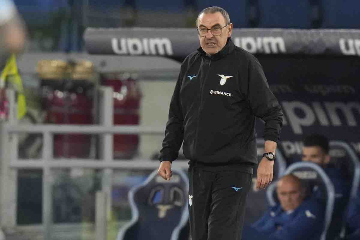 Maurizio Sarri con lo sguardo serio