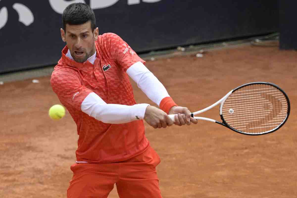 Nole Djokovic impegnato in campo 