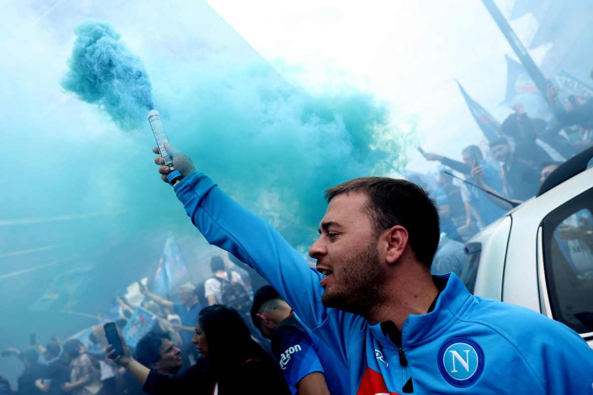 Tifoso Napoli festeggia 