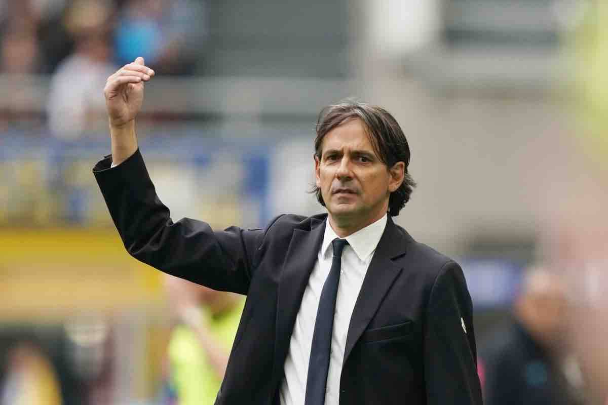 Simone Inzaghi pensieroso in campo 