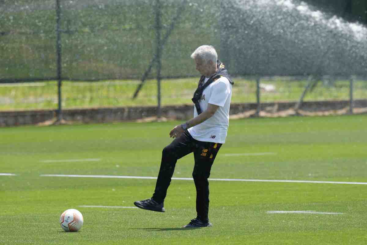 Josè Mourinho durante l'allenamento 