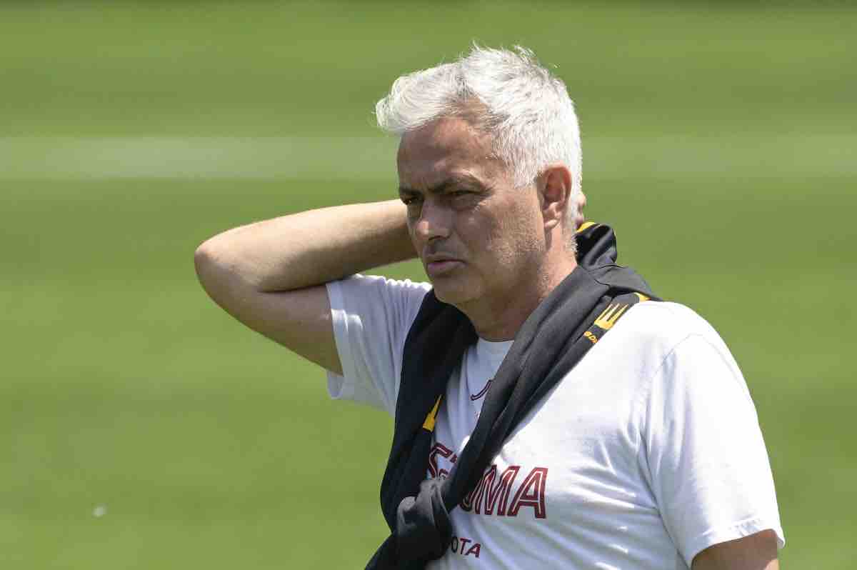 Josè Mourinho pensieroso