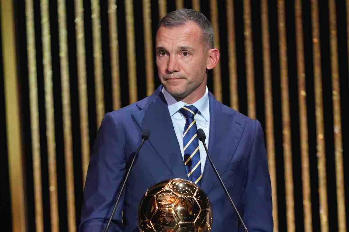 Andrij Shevchenko pensieroso sul palco