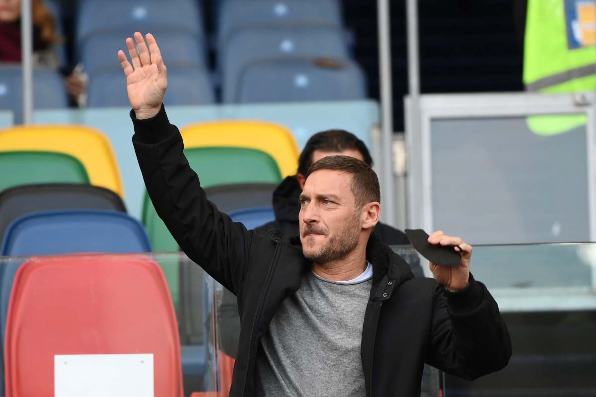 Totti saluta