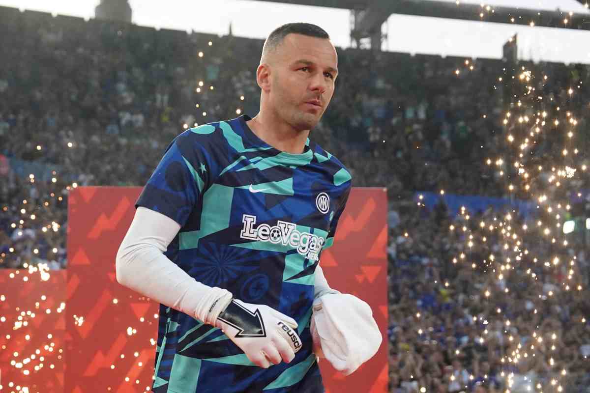 Handanovic e l'Inter si salutano